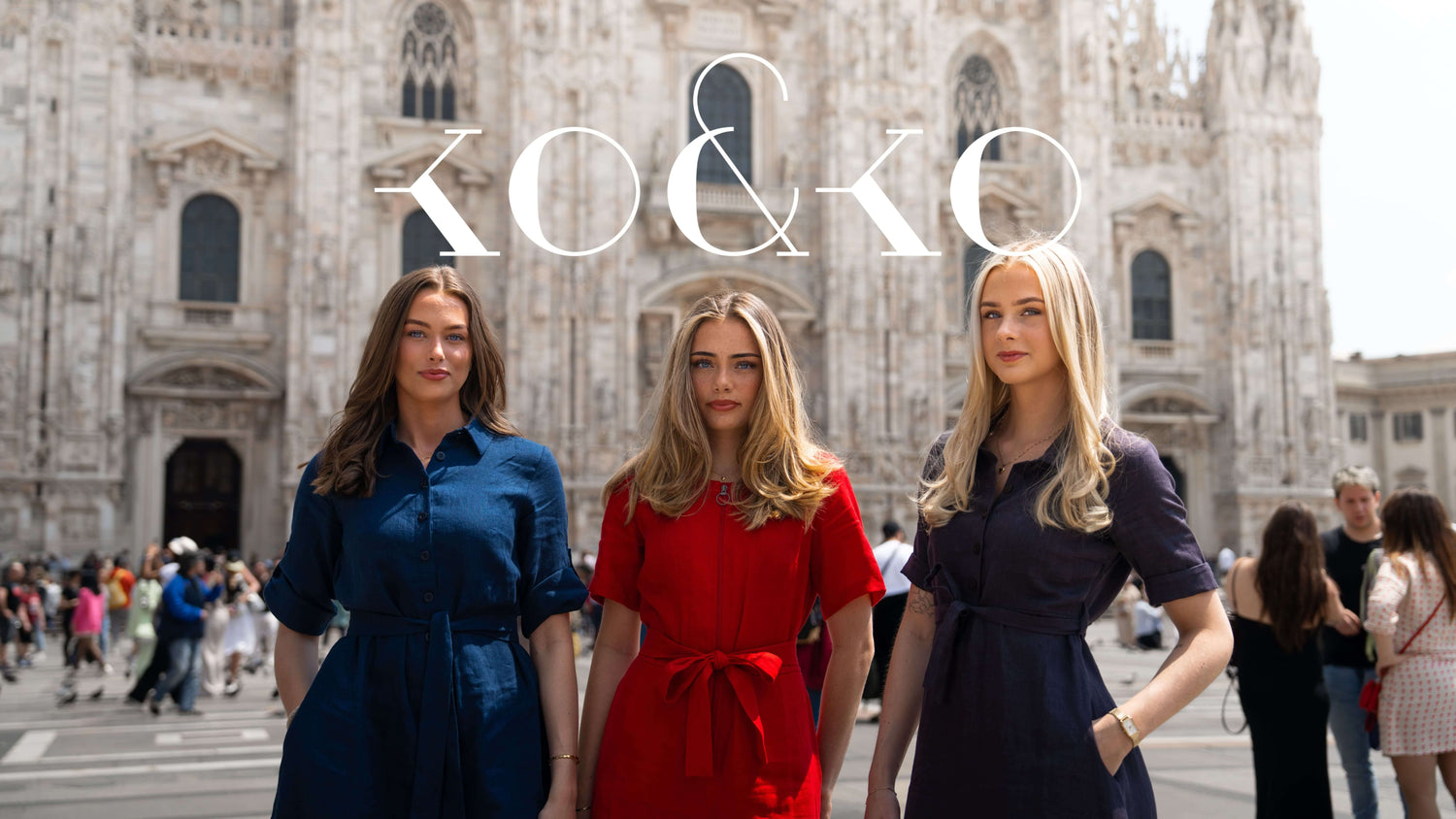 Foto fra Inari sin innholdsproduksjon for KO&KO - tre modeller foran Milan cathedral