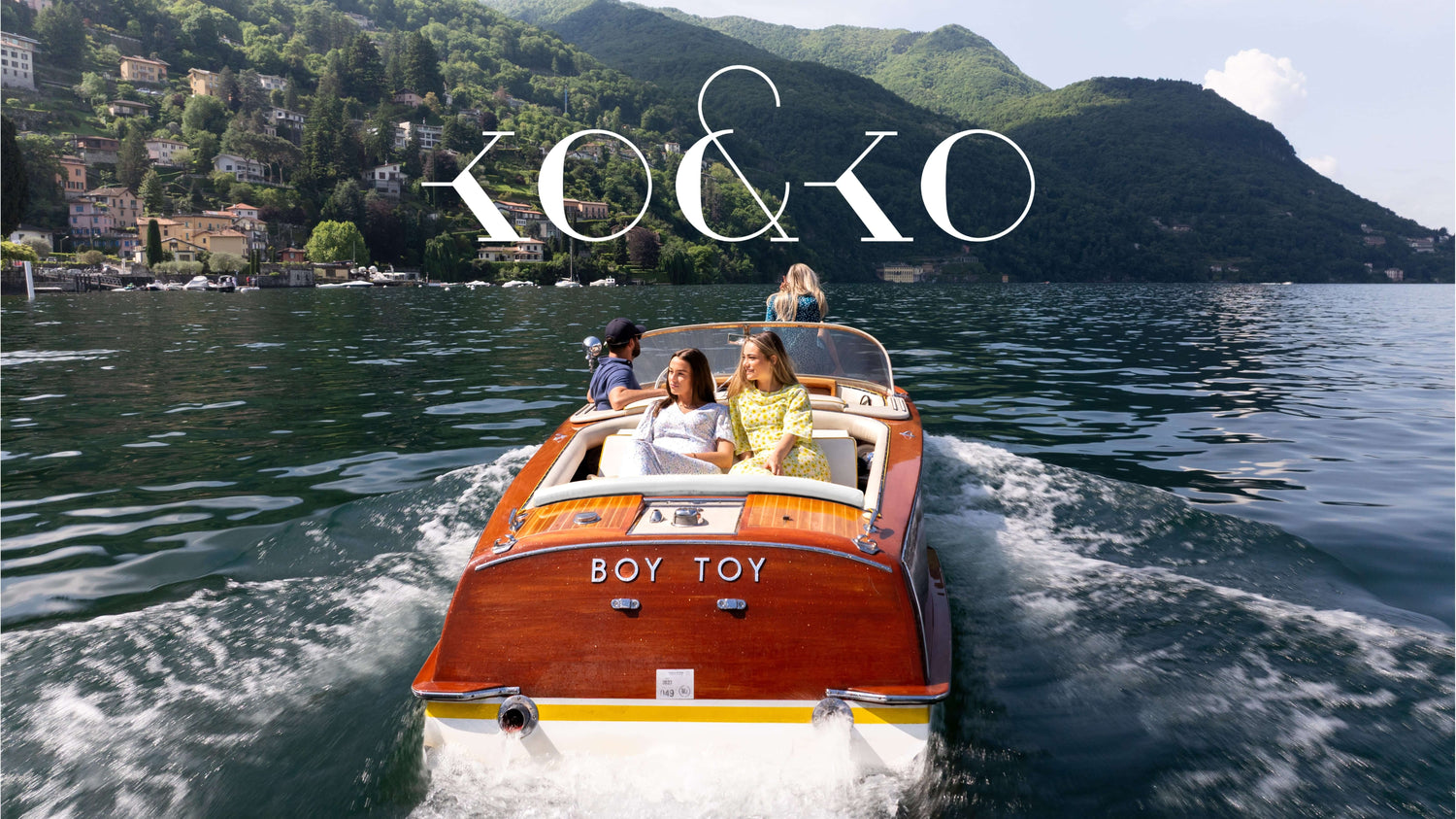 Modeller på båt under Inari sin innholdsproduksjon for KO&KO ved Comosjøen i Italia.