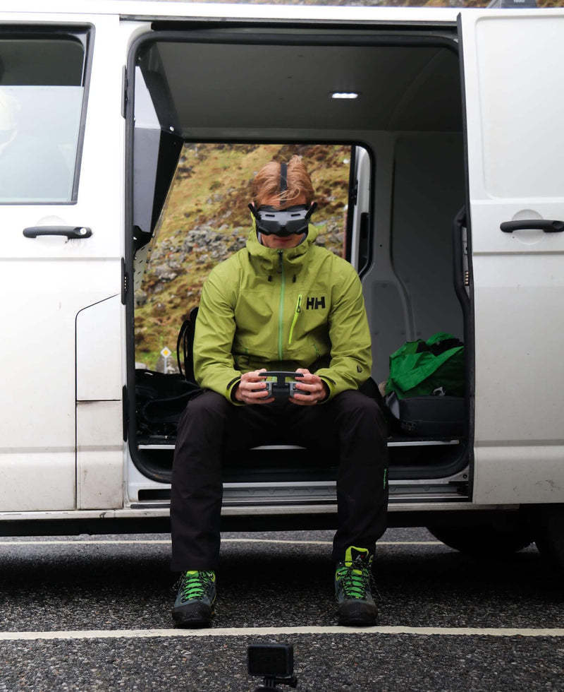 Jørund fra Inari flyr FPV-drone fra varebil under produksjon i felt.