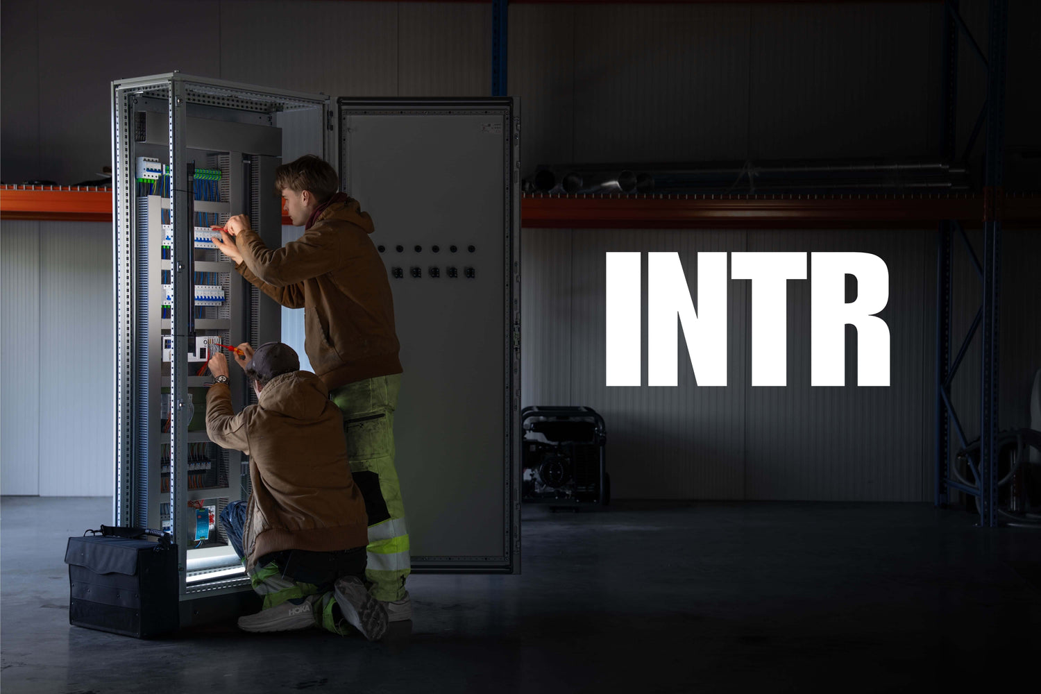 Teknikere fra INTR jobber i et sikringsskap – dokumentert av Inari.